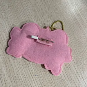 Pickles-the -frog かえるのピクルス 小青蛙 刺繡襟針吊飾 107374
