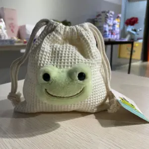 Pickles-the -frog かえるのピクルス 小青蛙 米色儲物索袋 173799