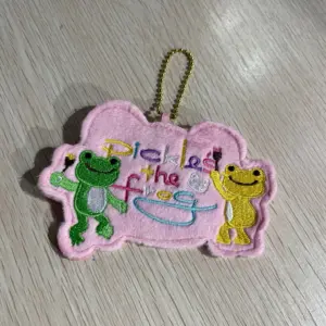 Pickles-the -frog かえるのピクルス 小青蛙 刺繡襟針吊飾 107374